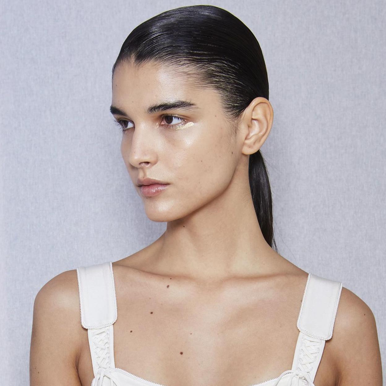 Mujer con rostro maquillado