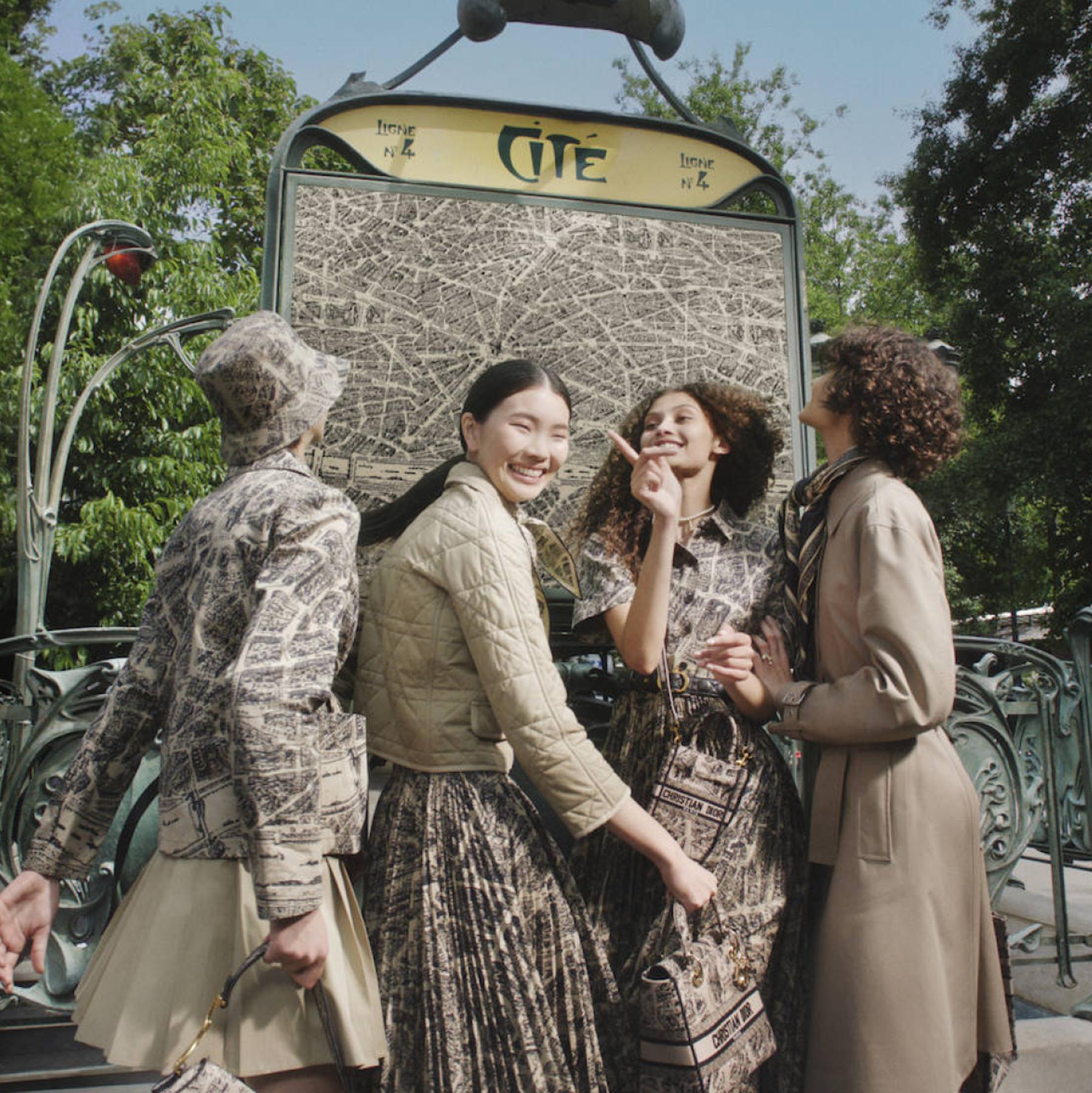 La forma más sofisticada de recorrer París es a través de este estampado de Dior