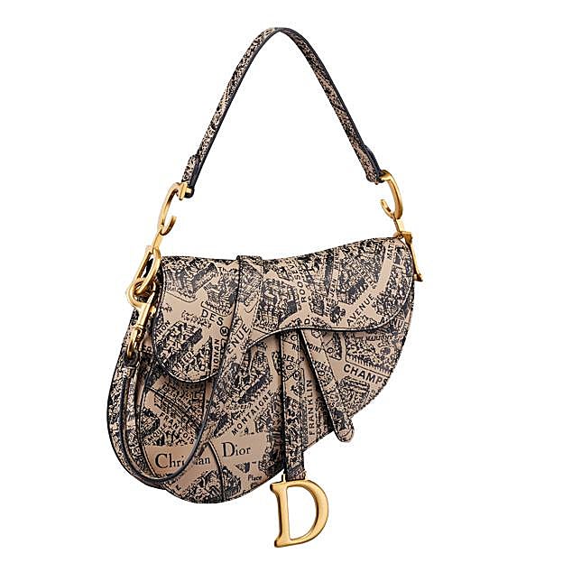 Imagen principal - Bolso Saddle, funda para móvil y bolso Dior Book Tote alargado, estampados en Plan du Paris, el último motivo icónico de Dior.