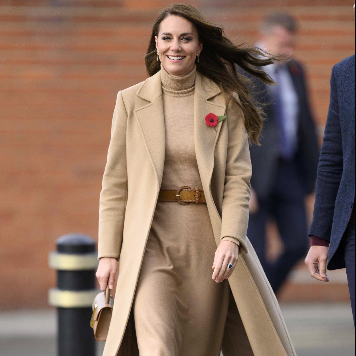 Kate middleton con un look monocromático marrón.
