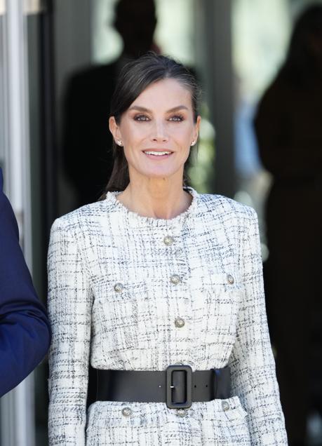 Imagen - La reina Letizia se ha puesto un cinturón de Hugo Boss sobre la chaqueta. / LIMITED PICTURES