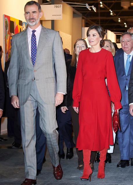 Imagen - El rey Felipe VI y la reina Letizia, con un total look rojo en la Feria ARCO. / LIMITED PICTURES