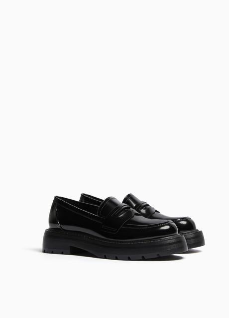 Imagen - Mocasines negros con efecto charol de Bershka, 29,99 euros.