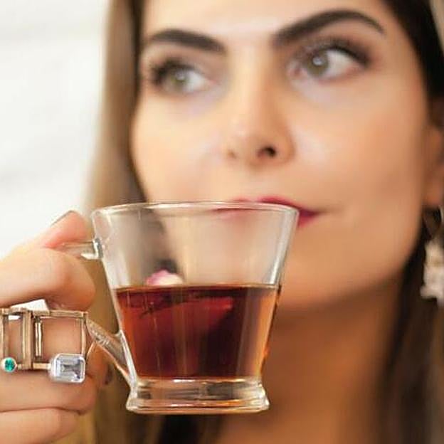 Mujer tomando té