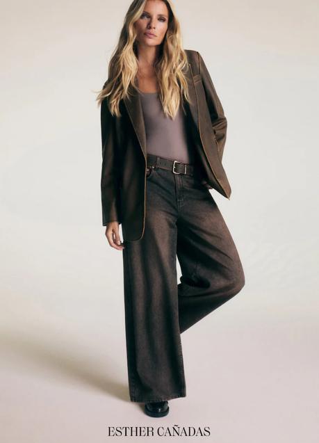 Imagen - Ester Cañadas con vaqueros wide leg de Stradivarius. Foto: Stradivarius.
