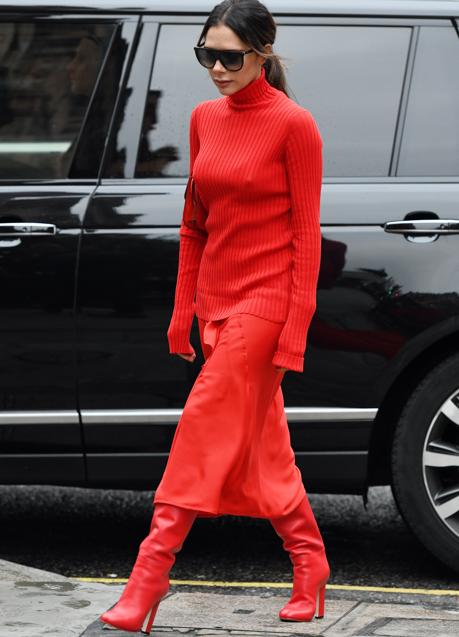 Imagen - Victoria Beckham con un look rojo, botas incluidas. / GTRES
