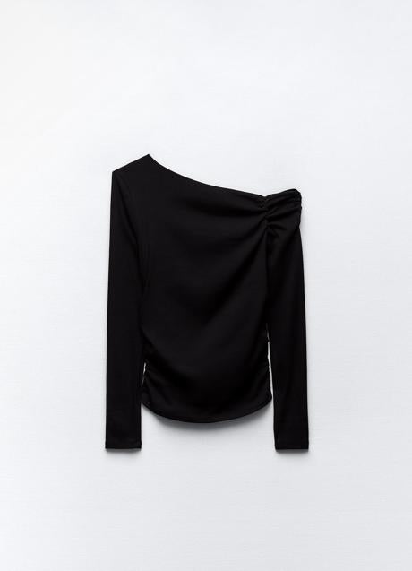 Imagen - Camiseta negra de manga larga con escote asimétrico de Zara (12,99 euros)