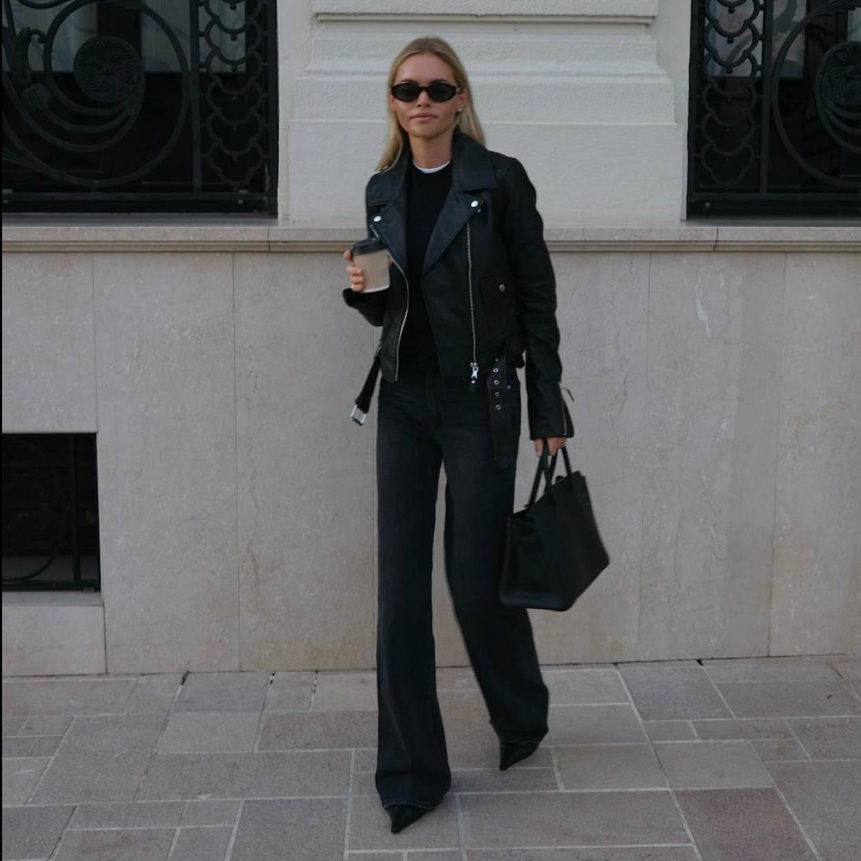 La influencer lleva un look con pantalones negros