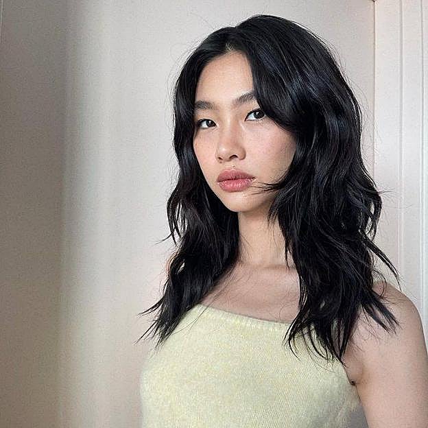 Hoyeon Jung con corte de pelo hush cut