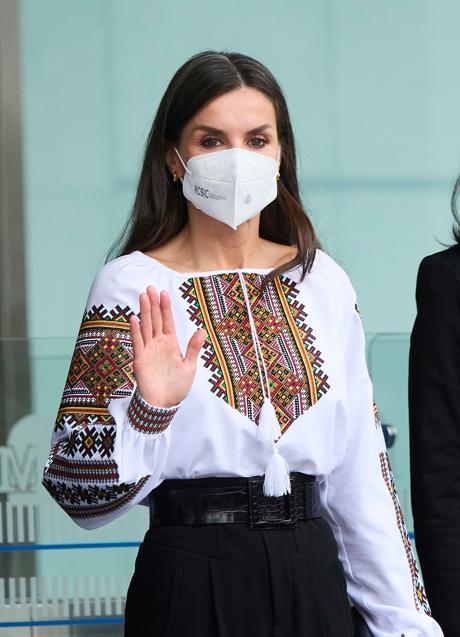 Imagen - La reina Letizia con una blusa con el bordado tradicional de Ucrania. / LIMITED PICTURES