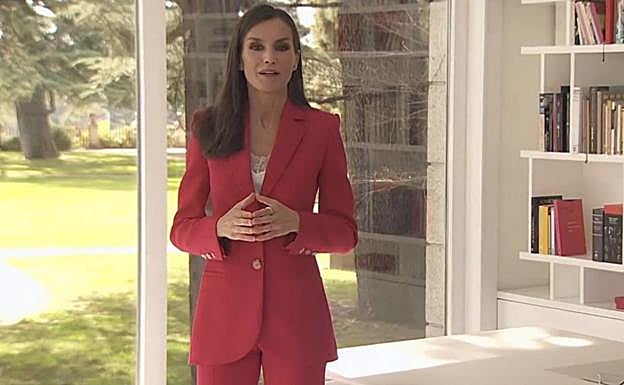 La reina, durante su felicitación al programa 'Informe semanal'. 