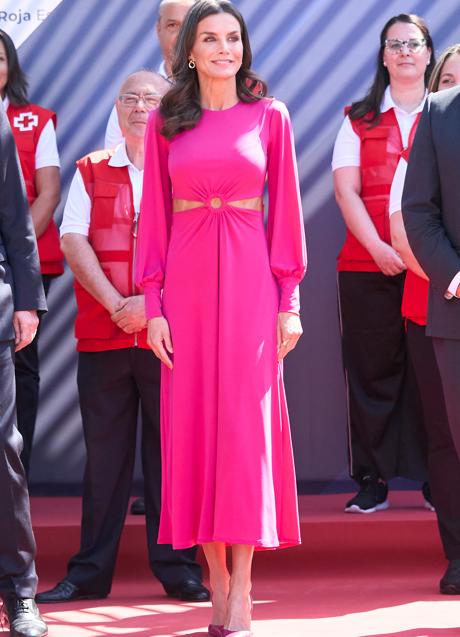 Imagen - La reina Letizia presumió de abdominales en 2022 con este vestido rosa. / LIMITED PICTURES