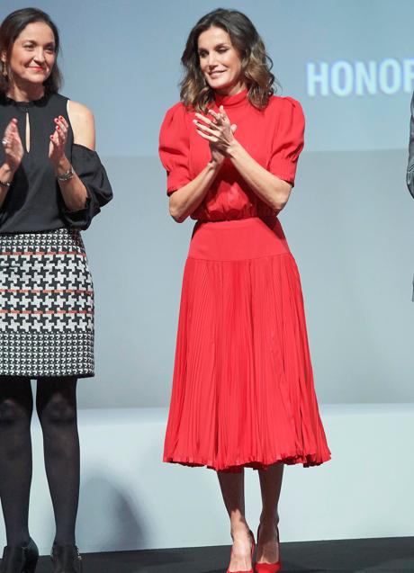 Imagen - La reina Letizia con un vestido de la reina Sofía rojo en un acto celebrado en 2018. / LIMITED PICTURES