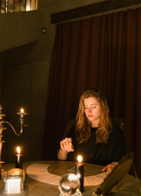 Imagen - Mujer con cartas del Tarot/PEXELS