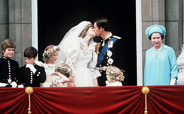El famoso beso nupcial de Diana de Gales y el príncipe Carlos, en el balcón de Buckingham Palace en 1981. 
