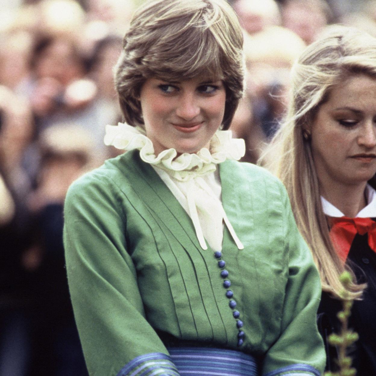 Diana de Gales vivía en su mundo de fantasías románticas cuando Carlos de Inglaterra le pidió una cita. 