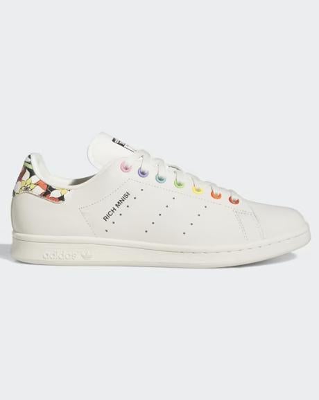 Imagen - Zapatillas con estampado de flores y detalles de colores «Stan Smith» de Adidas (110 euros)