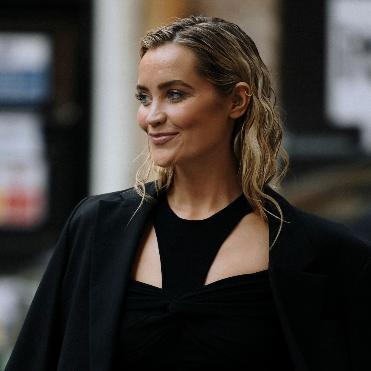 Una mujer con el pelo midi y efecto mojado.