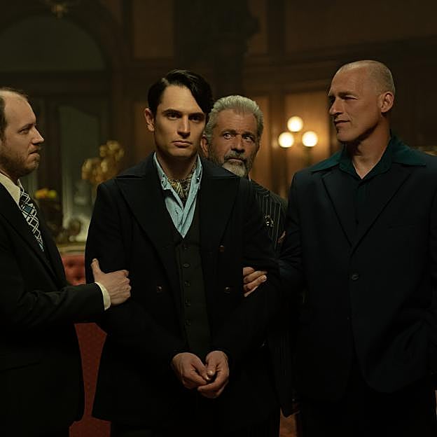 Colin Woodell, en el centro, y Mel Gibson, detrás en una imagen de The Continental.