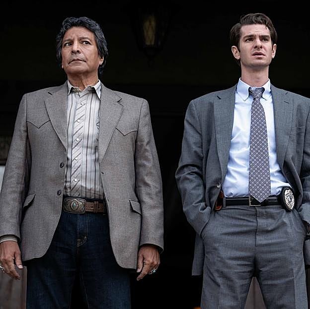 Gil Birmingham y Andrew Garfield en una imagen de Por mandato del cielo. 