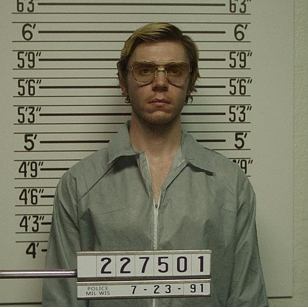 Evan Peters en una escena de la serie de Netflix sobre Jeffrey Dahmer.