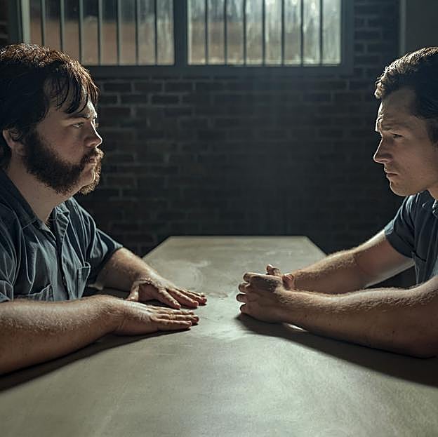 Paul Walter Hauser y Taron Egerton en una imagen de Encerrado cojn el diablo. 