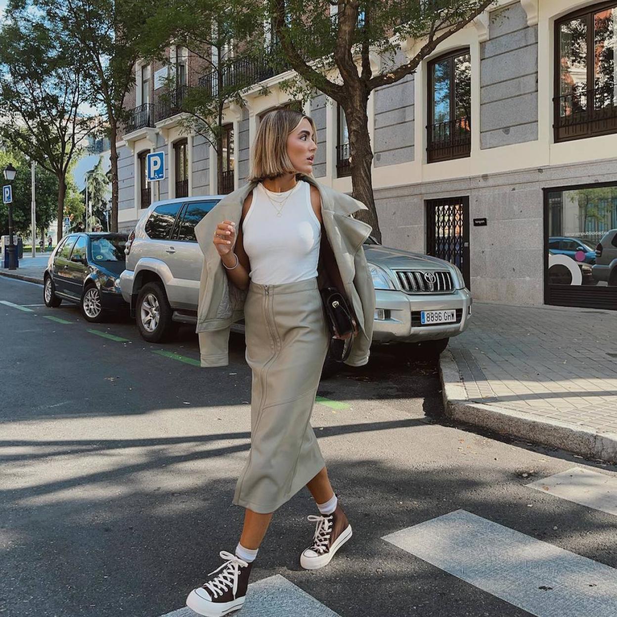 La influencer lleva una parka ligera para entretiempo