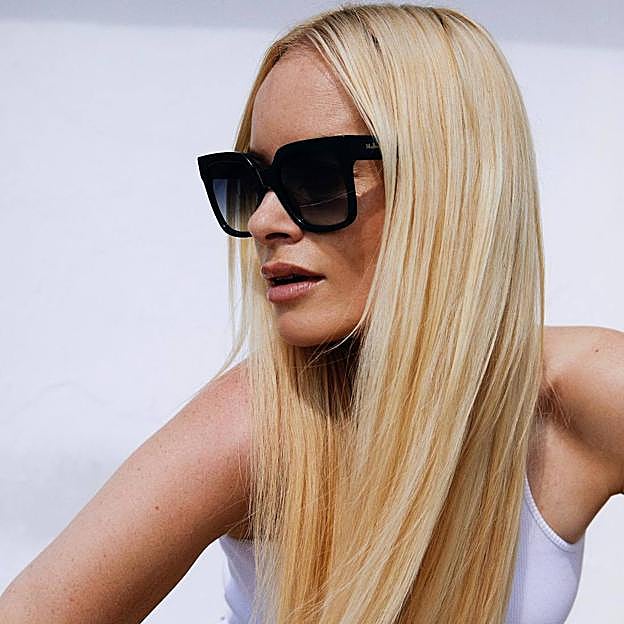 Influencer con pelo rubio danés fair