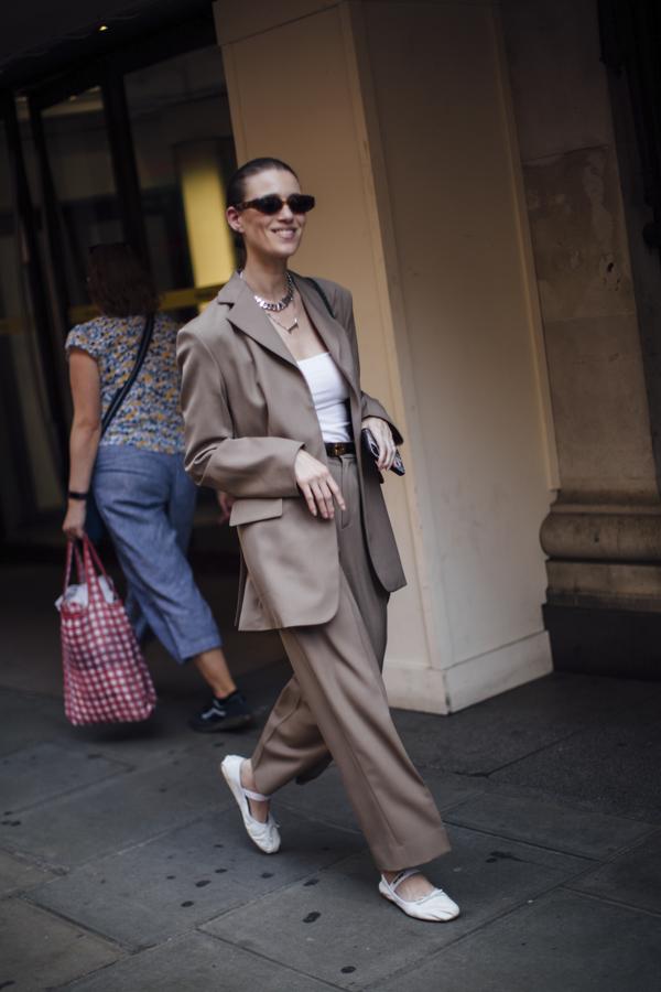 Aunque solíamos usarlas más en primavera, parece que este año también las veremos mucho en otoño. Son un calzado cómodo y al mismo tiempo, sofisticado. Las verás en todos los acabados: desde las clásicas lisas, pasando por estampados hasta con mucha lentejuela.