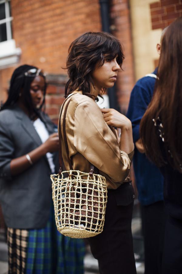 Cuando acaba el verano hay prendas y accesorios que se guardan hasta el año que viene. Era el caso de los capazos o de los bolsos con acabados en fibra natural. Pues bien, poco a poco vamos viendo que se quedan durante todo el año con materiales más reforzados y perfectos para lucir tanto de día como de noche.
