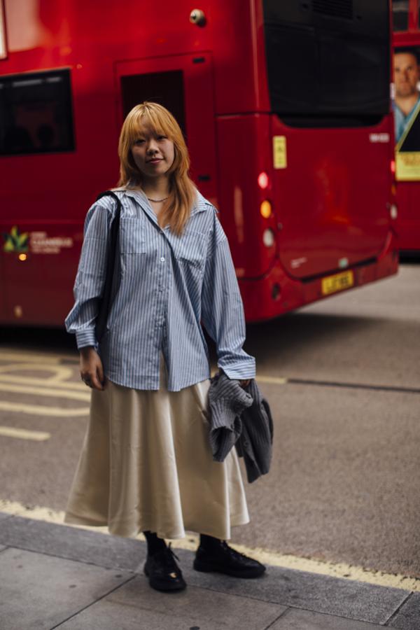 Aunque esta temporada las faldas que han reinado son de corte recto, lo cierto es que parece que este otoño las veremos algo más anchas. Según el street style londinense se llevan con más volumen y con prendas superiores holgadas como camisas o jerséis.