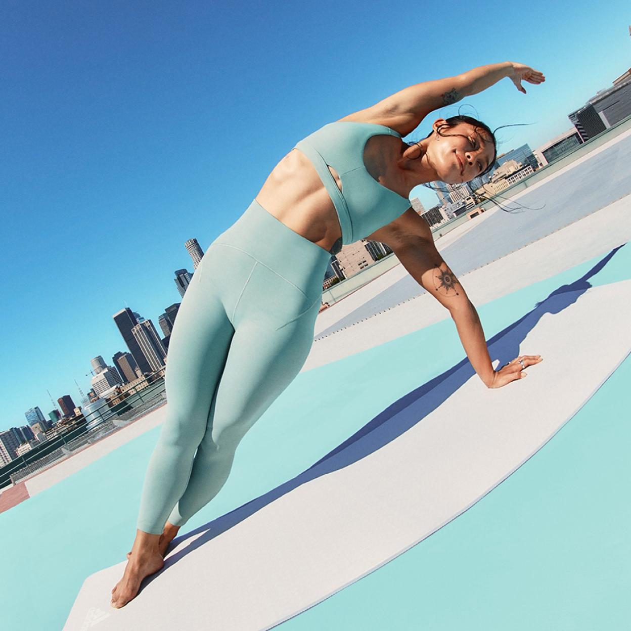 Mujer realizando ejercicios de estiramientos para aumentar la flexibilidad. 