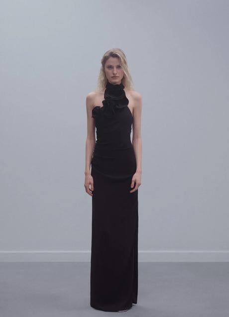 Imagen - Vestido largo en negro con detalle flor de Mango. Foto: Mango.