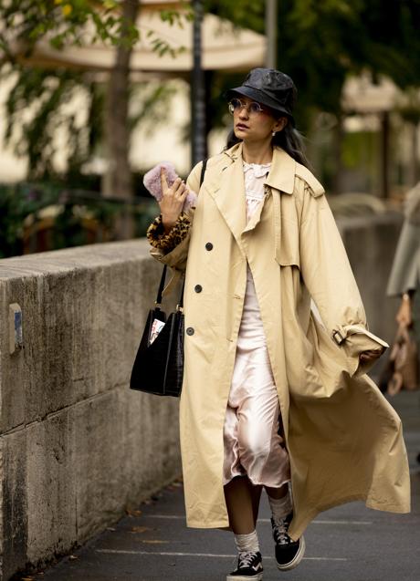 Imagen - Imagen de Street Style de Paris, con look de gabardina más vestido lencero.
