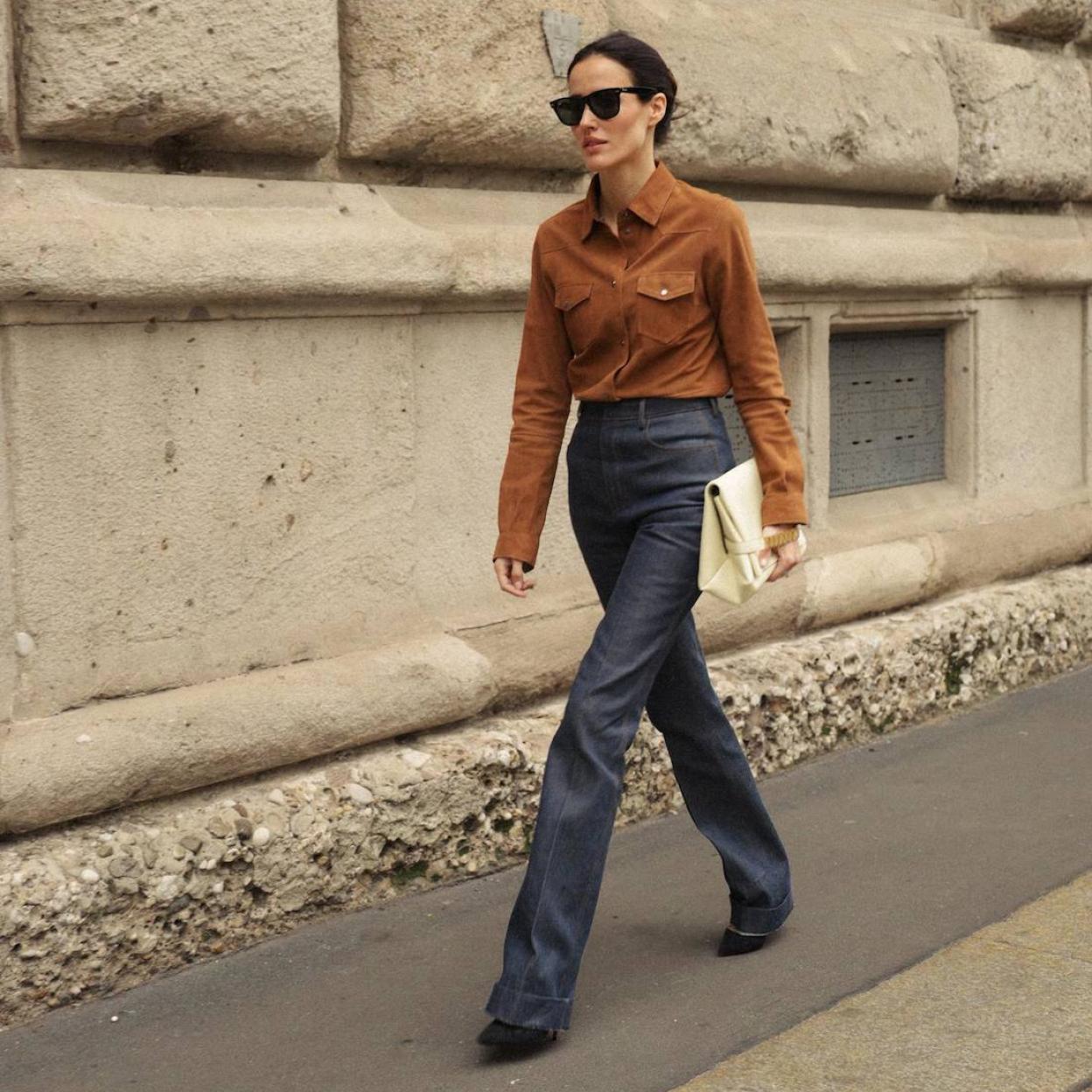 La influencer lleva un look con vaqueros flare