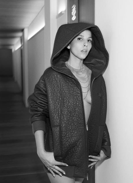 Imagen - Bomber con capucha de Miu Miu y collar Agrafe de Cartier. Anillos Clash, Trinity, Juste un Clou y Panthère, de Cartier. Fotografía: Sergi Pons/ Estilismo: Gervasio Pérez. 