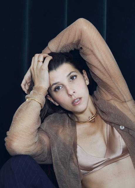 Imagen - Top y rebeca transparente de Miu Miu. Collar, pulsera y anillo Juste un Clou, en oro amarillo, de Cartier. Fotografía: Sergi Pons/ Estilismo: Gervasio Pérez. 