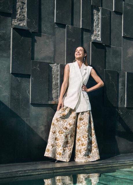 Imagen - Chaleco de Duarte, pantalón de Duyos, mocasines de Mint and Rose y pendientes de JC Pajares. 