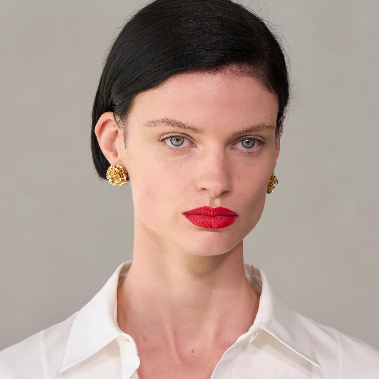 Modelo con precorrector de ojeras rosa