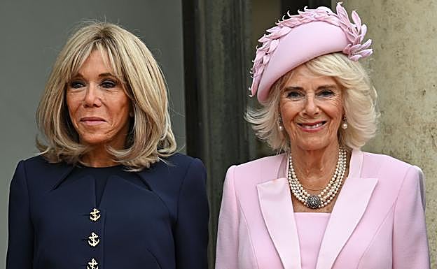 Rubias, bronceadas y setpuagenarias, el estilo de Brigitte Macron no puede ser más distinto al de la reina Camilla. 