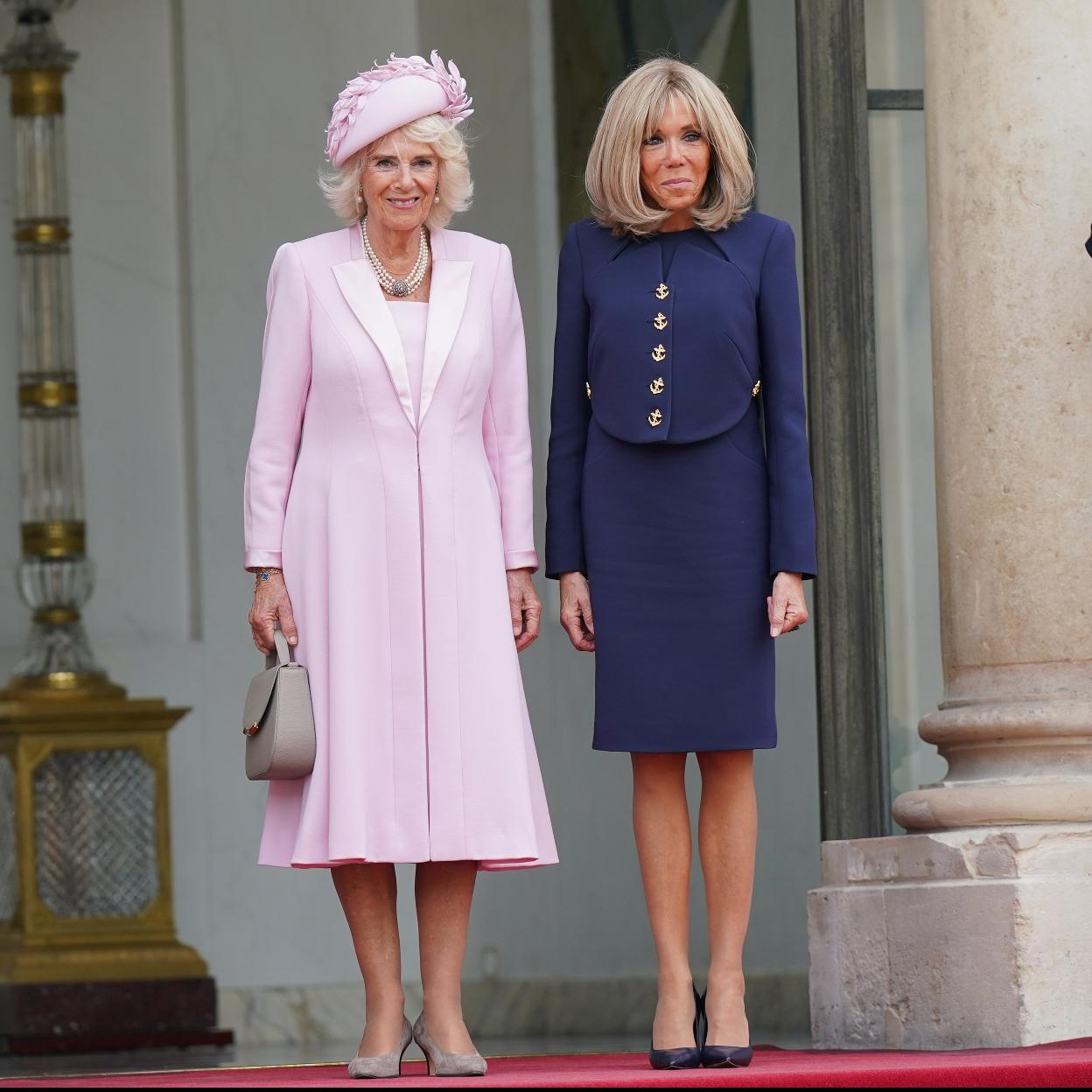 Camilla Parker Bowles y Brigitte Macron posan en la puerta del Palacio del Elíseo, en París. 