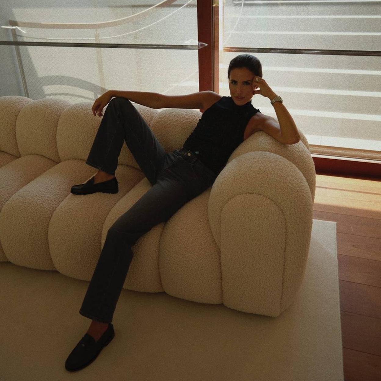 La influencer lleva un look elegante con chaleco de cuello alto