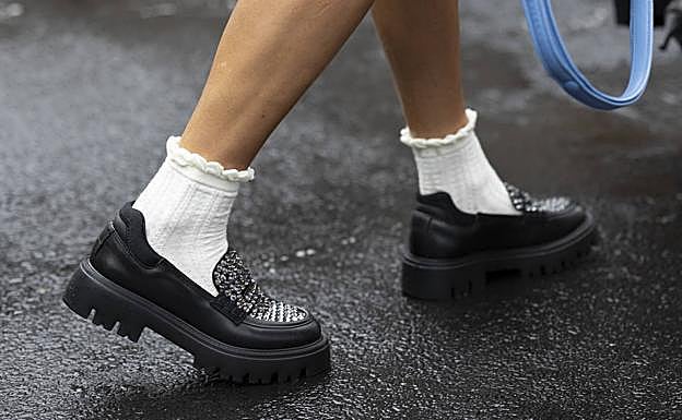 Mocasines con suela track en el street style de Milán.