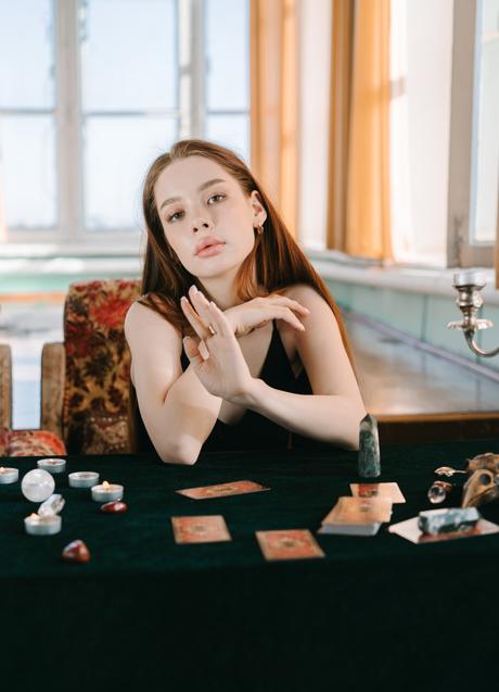 Imagen - Mujer con cartas del Tarot/PEXELS