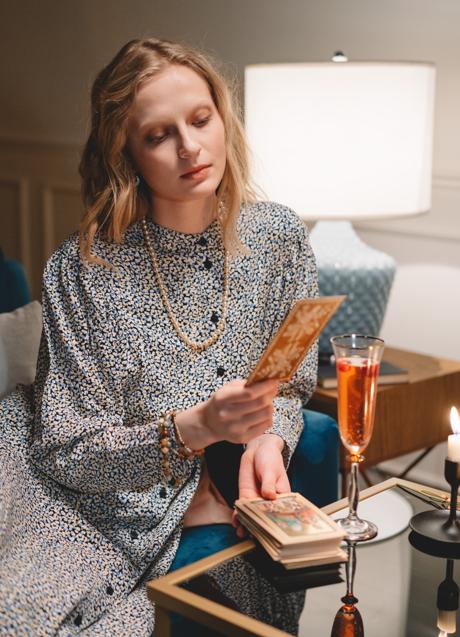 Imagen - Mujer con cartas del Tarot/PEXELS