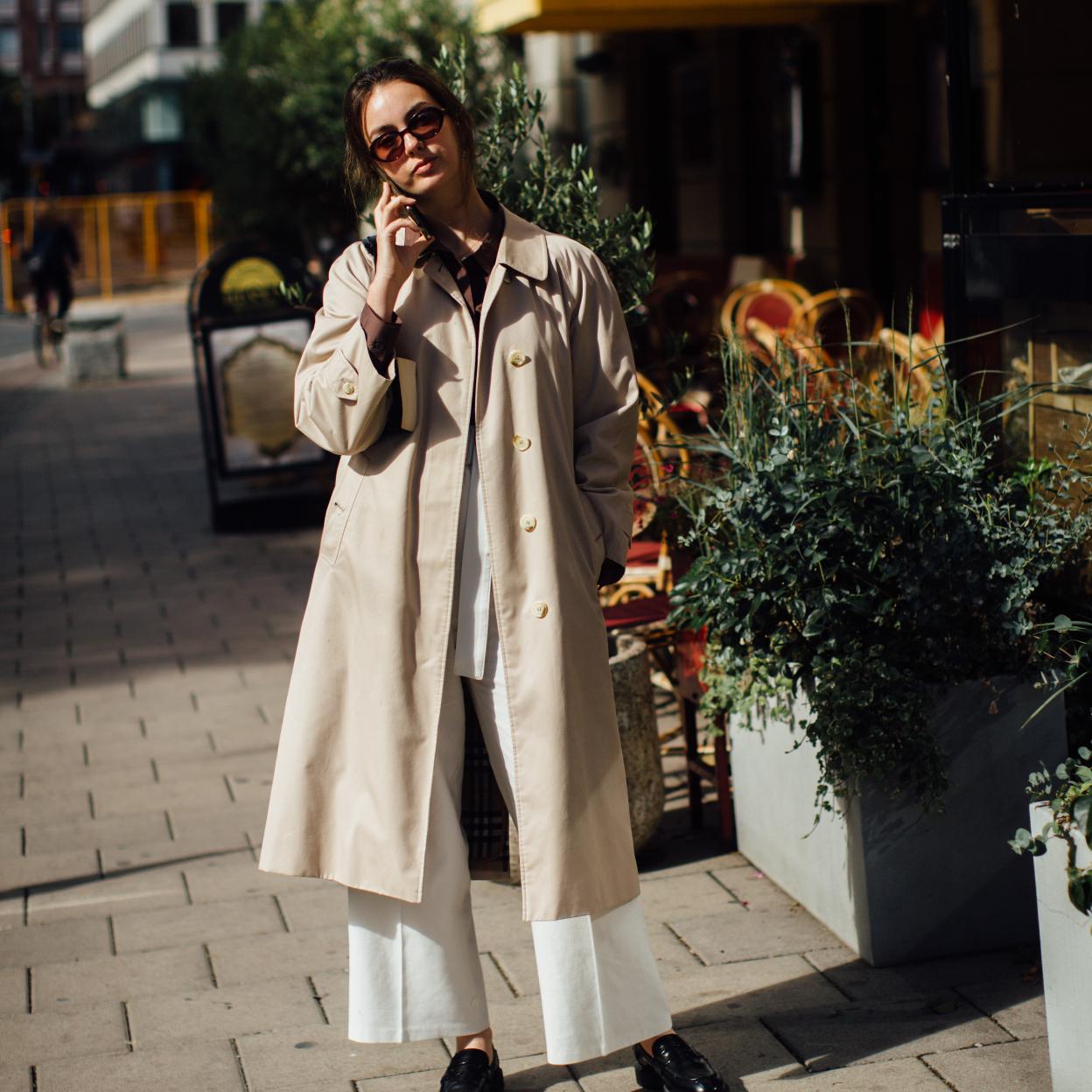 Una mujer con pantalones de sastrería.
