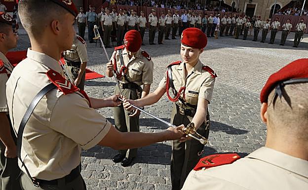 El momento en el que la princesa Leonor recoje su sable, en la ceremonia que oficializa su posición de aspirantes a oficiales del Ejército. 