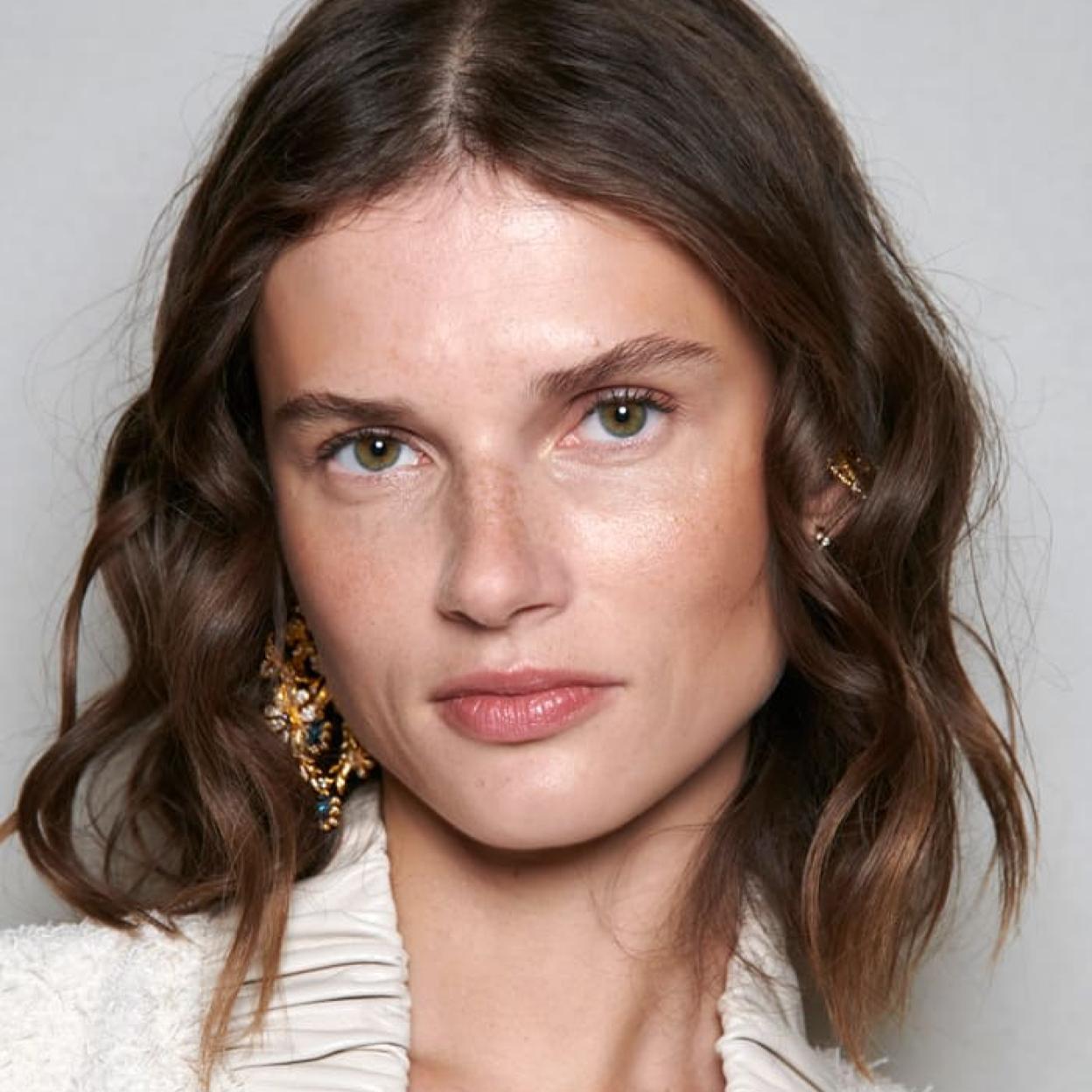 Modelo con corte long bob