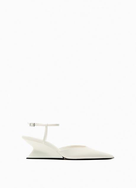 Imagen - Zapato de tacón con cuña en blanco de Zara. Foto: Zara.
