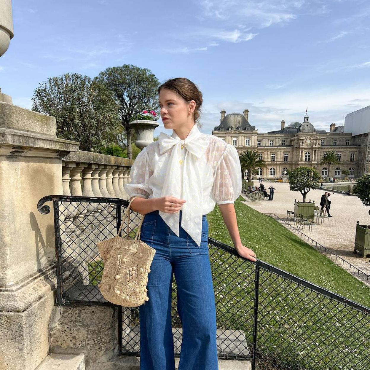 Influencer con blusas con lazada al cuello